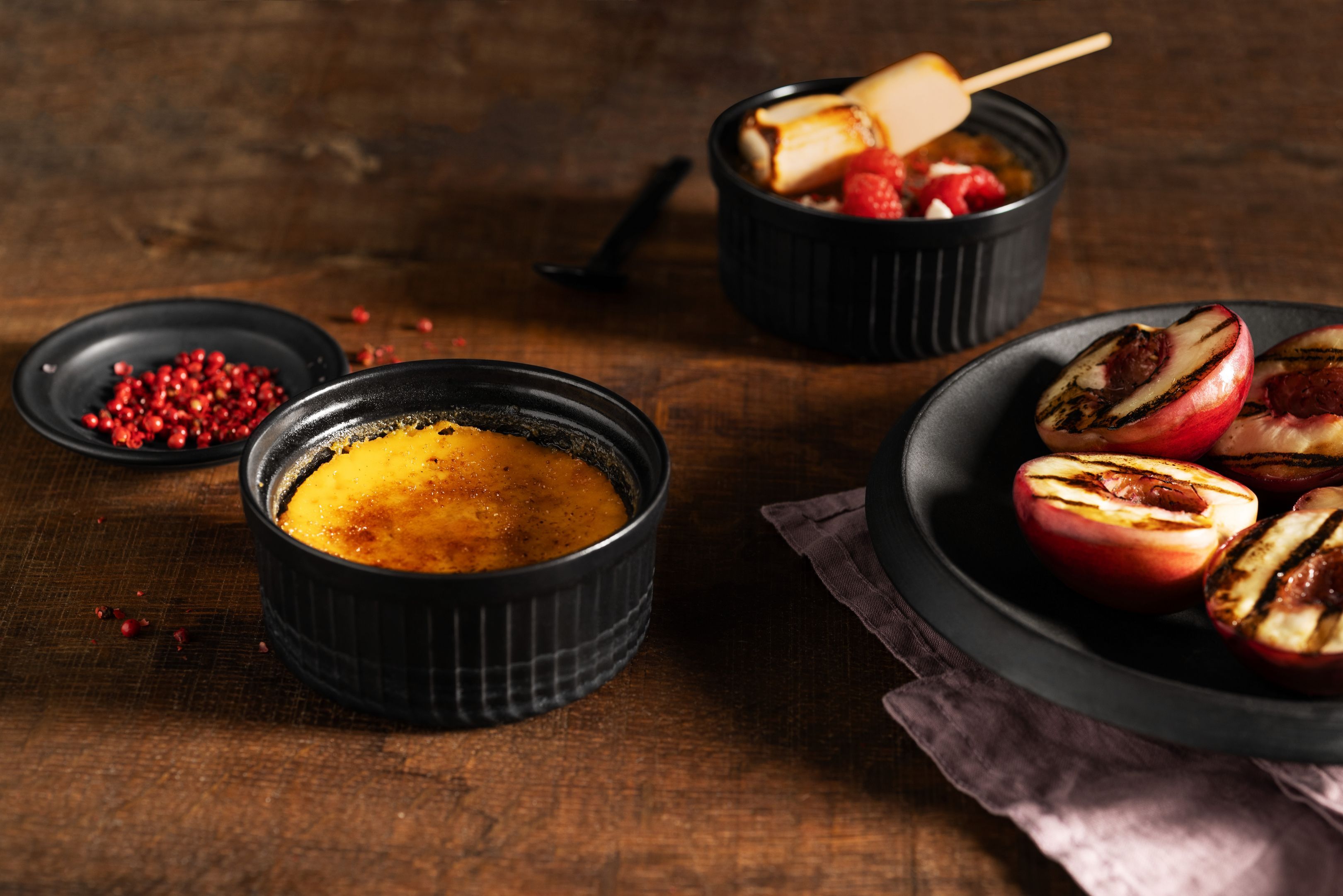 Crème brûlée mit gegrillten Pfirsichen