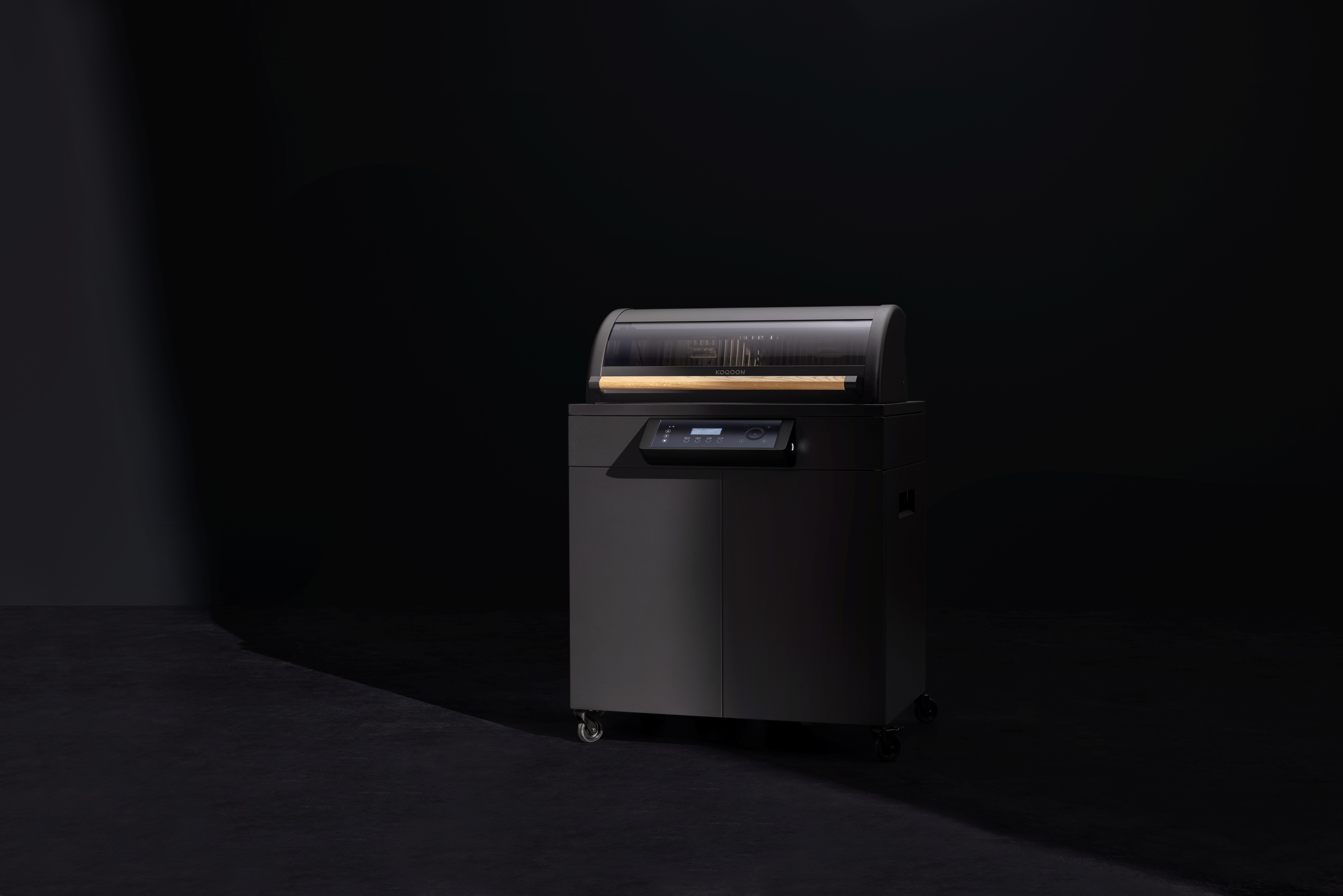 GQ4 in Classic Black vor dunklem Hintergrund