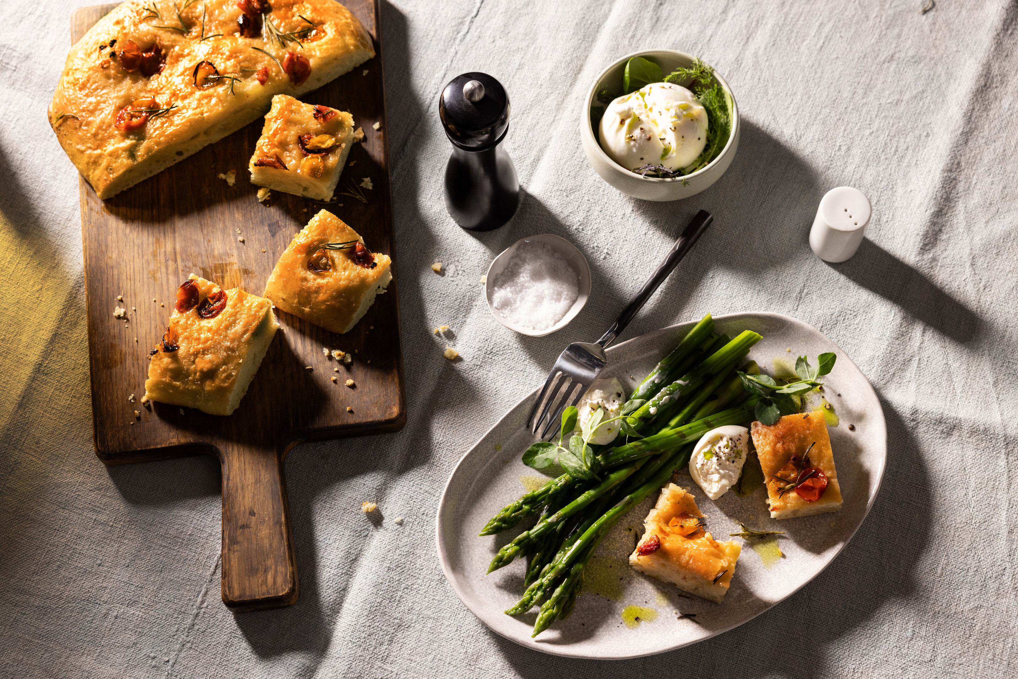 Focaccia mit grünem Spargel und Burrata