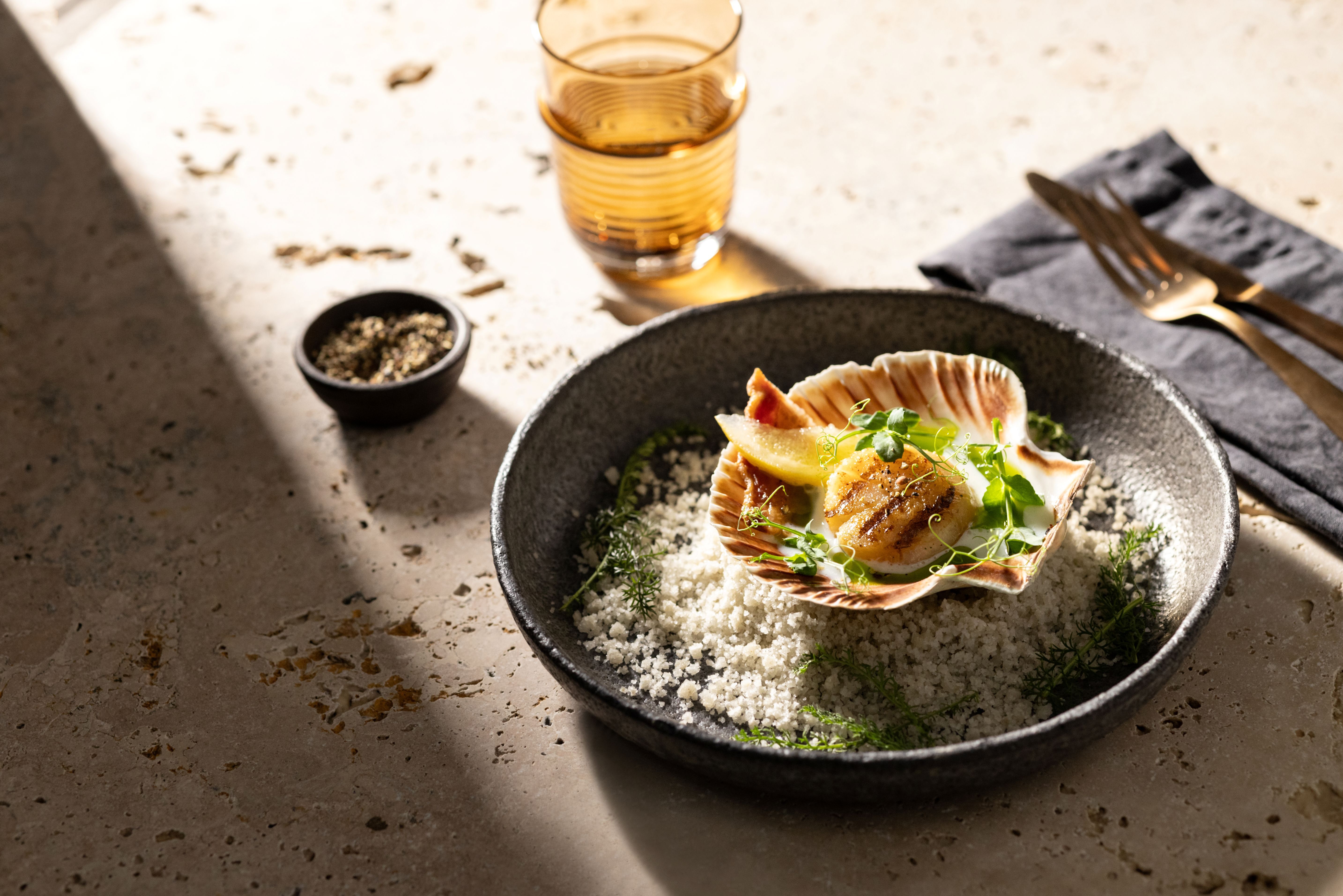 Jakobsmuschelgericht elegant angerichtet